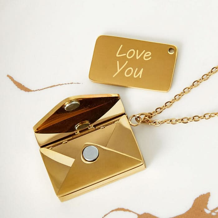 Collar con Sobre y Placa Grabada: I Love You  Oro | Un Regalo Perfecto para San Valentín